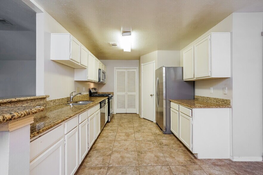 Building Photo - 16746 Summer Dawn Ln