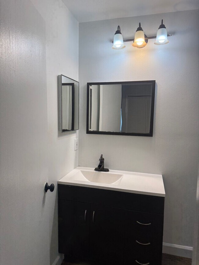 Building Photo - 3827 Bay Club Cir