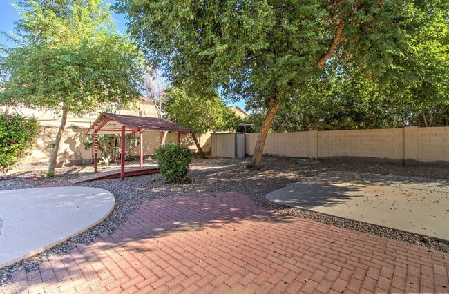 Building Photo - 2026 E County Down Dr