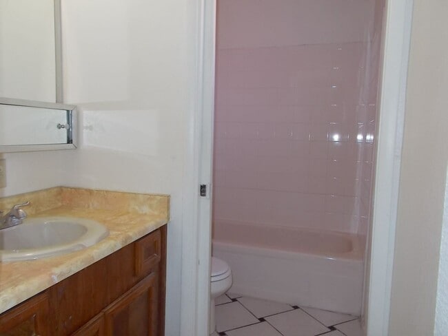 Building Photo - Charming 3-Bedroom, 2-Bath Single-Story Ho...