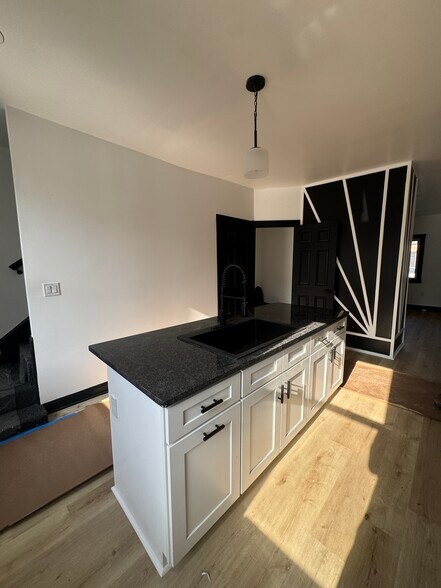 Building Photo - 226 E 16th Ave