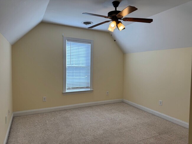 Building Photo - Beautiful Home in River Bluffs