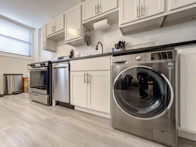 Building Photo - 715 W Roscoe St