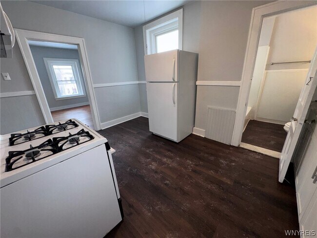 Building Photo - 856 Niagara St