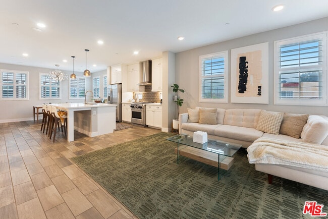 Building Photo - 5053 Echo St