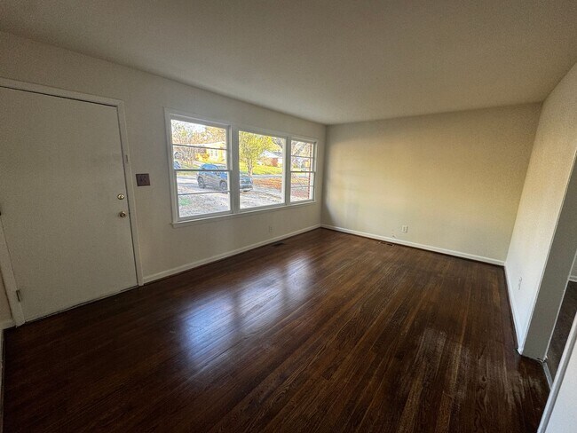 Building Photo - 3 Bedroom House in Worthdale Neighborhood of Raleigh