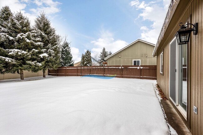 Building Photo - Sweet 2 Bed 1 Bath House with a Fenced Yard in Post Falls!