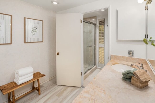 Building Photo - 4Bd/2.25Ba Bellevue House