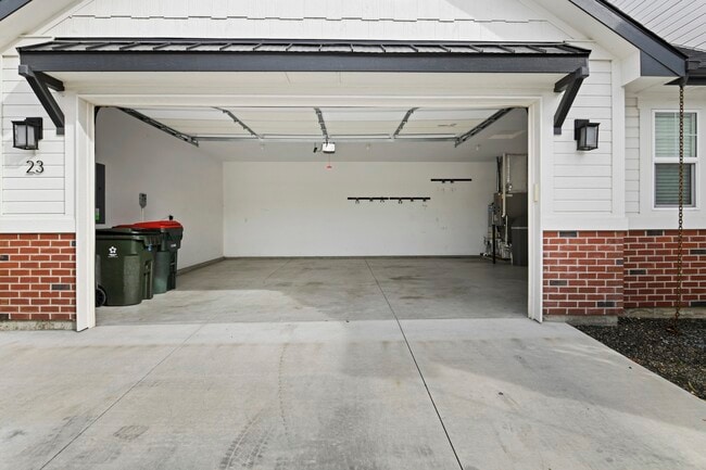 Building Photo - 23 W Arnaz St