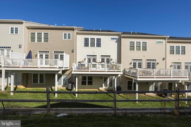 Building Photo - 831 Stonecliffe Rd