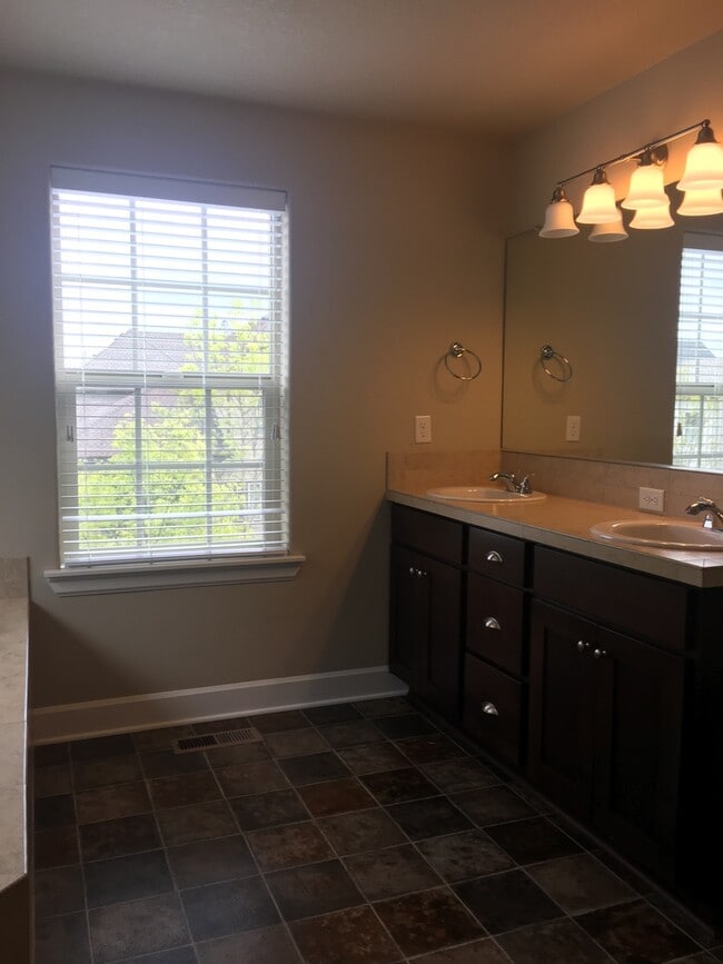 Building Photo - 3 bedroom 2.5 bath Legend Built home in Villabois