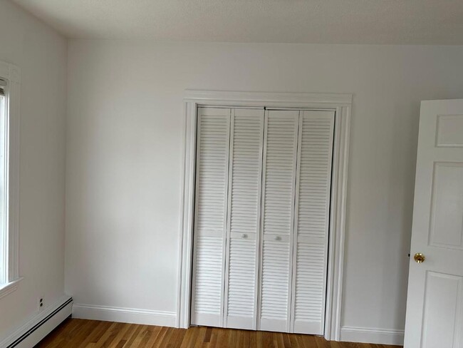 Large sunny master bedroom w/walk-in closet. (Queen)) - 58 S Waverly St