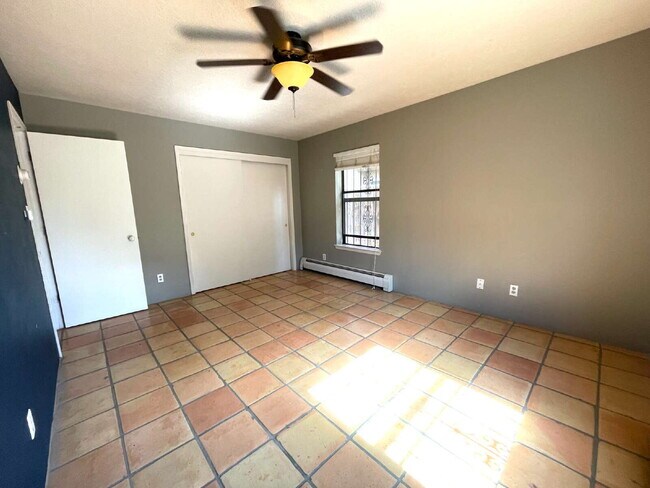 Building Photo - Nob Hill! 2bd/1ba/1CG Gorgeous!