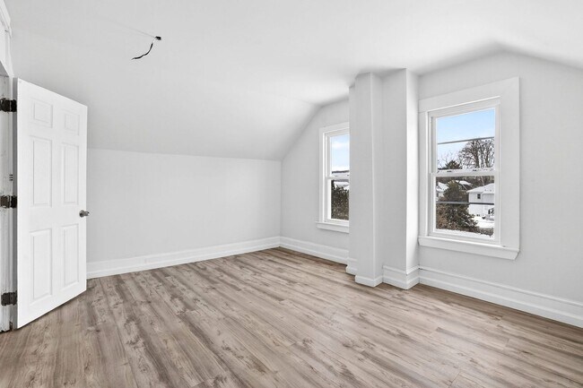 Building Photo - 398-400 N. Maple Ave