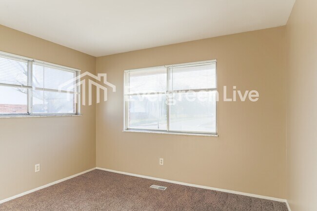 Building Photo - 868 Liverpool Pl