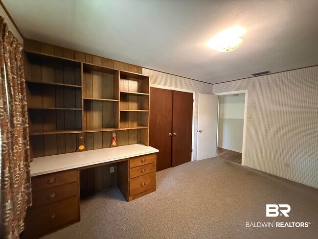 Building Photo - 110 Patrician Dr N