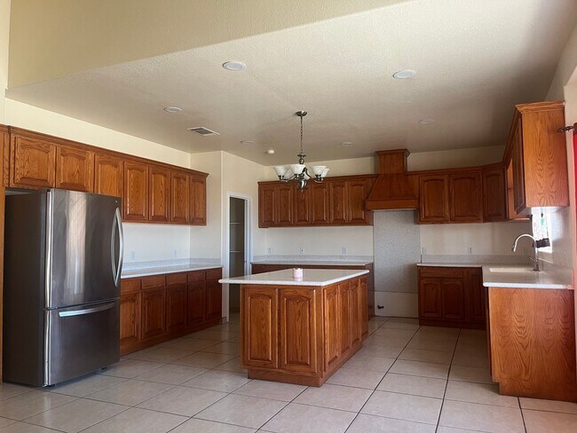 Building Photo - 4 bedroom 2bathroom Home Available now!