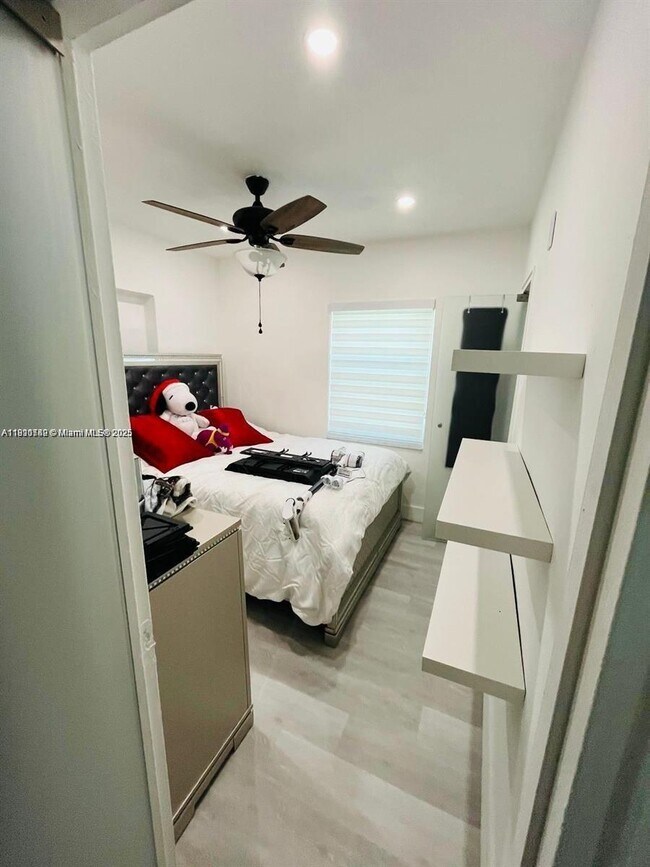 Building Photo - 872 NW 16th Terrace