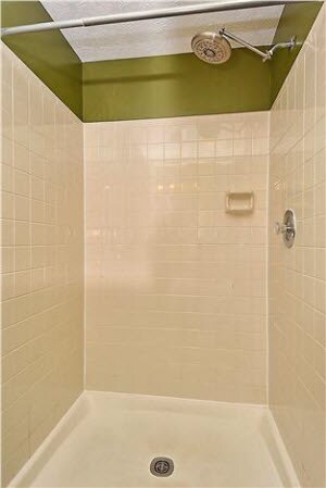 Building Photo - Spacious 2BR/2BA Condo in the Heart of How...