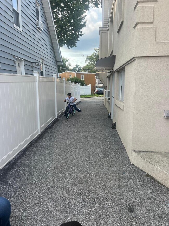 Building Photo - 14 Alexander Pl