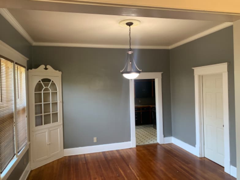 Building Photo - 533 E 9th St