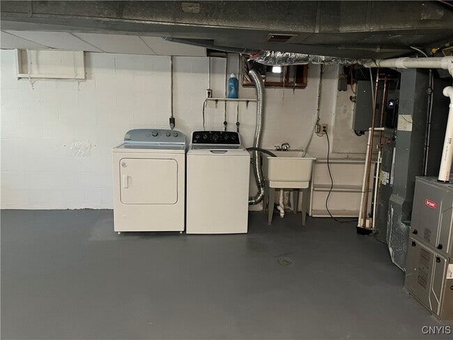 Building Photo - 7650 Commodore Cir