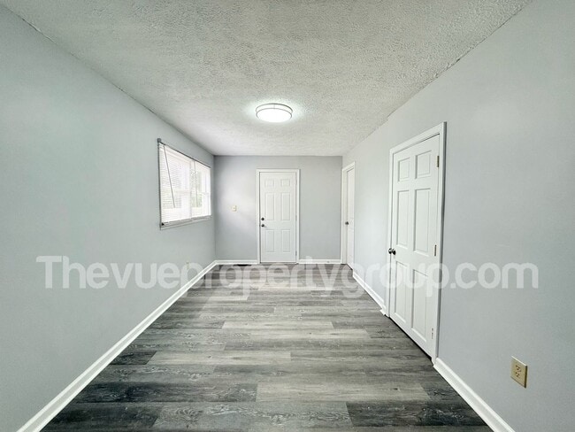Building Photo - Remodeled 3 Bed, 2 Bath Home with Luxuriou...