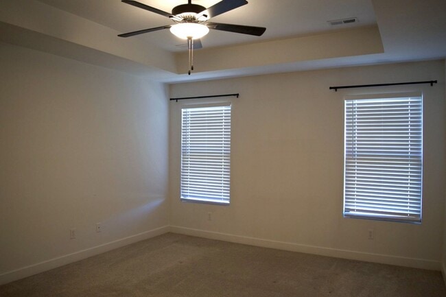 Building Photo - Modern 3 Bed 2 Bath House in Willow Falls!