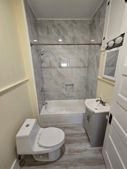 Building Photo - 116 Albert St