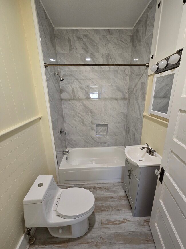 Building Photo - 116 Albert St