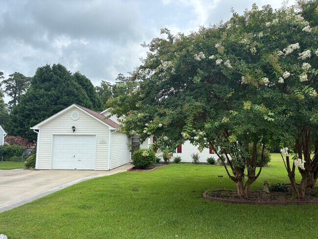 Building Photo - 3 Bed 2 Bath Newport Home Available now