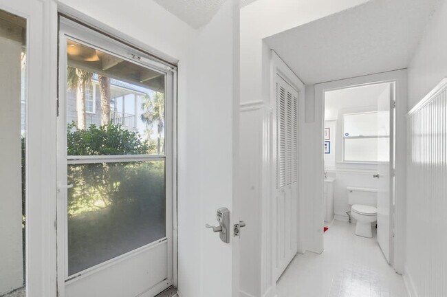 Building Photo - 2900 Ocean Dr S