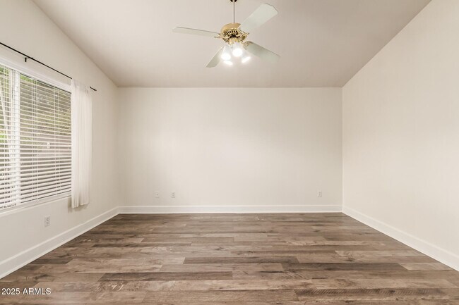 Building Photo - 1132 N Hudson Pl