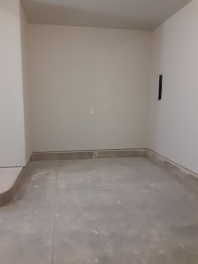 Building Photo - Modern Living in a 3-Bed, 2-Bath Townhome with Attached 2 Car Garage