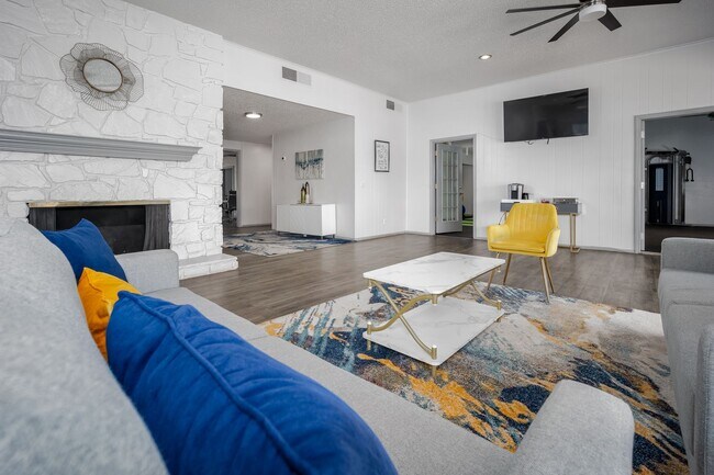 Building Photo - * $300 off April & May Rent *