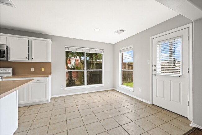 Building Photo - 3115 Glenthorpe Ln