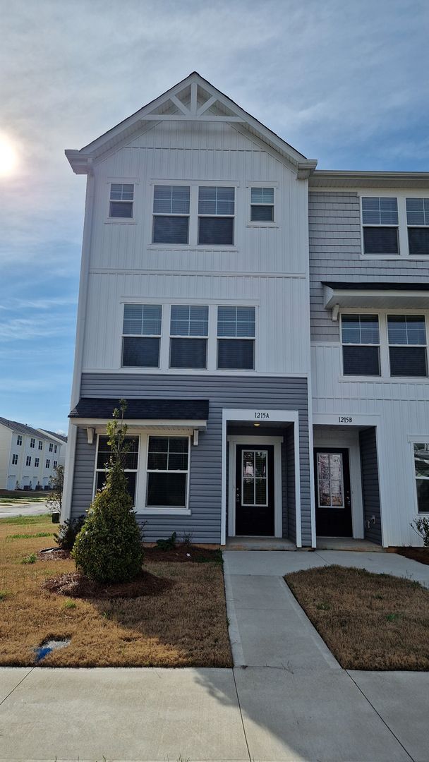 Building Photo - Brand New End Unit Townhome | 3 BR/3.5BA | 1-Car Garage | Near Downtown Mooresville