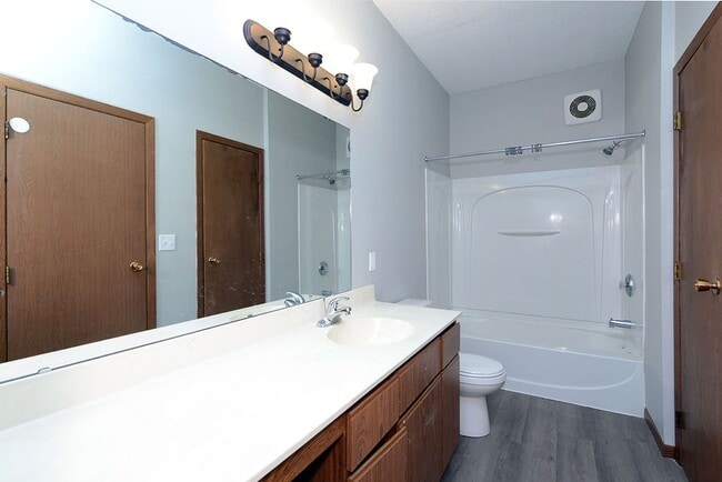 Building Photo - NEWLY UPDATED - 2 bdrm/2 bath FOR RENT