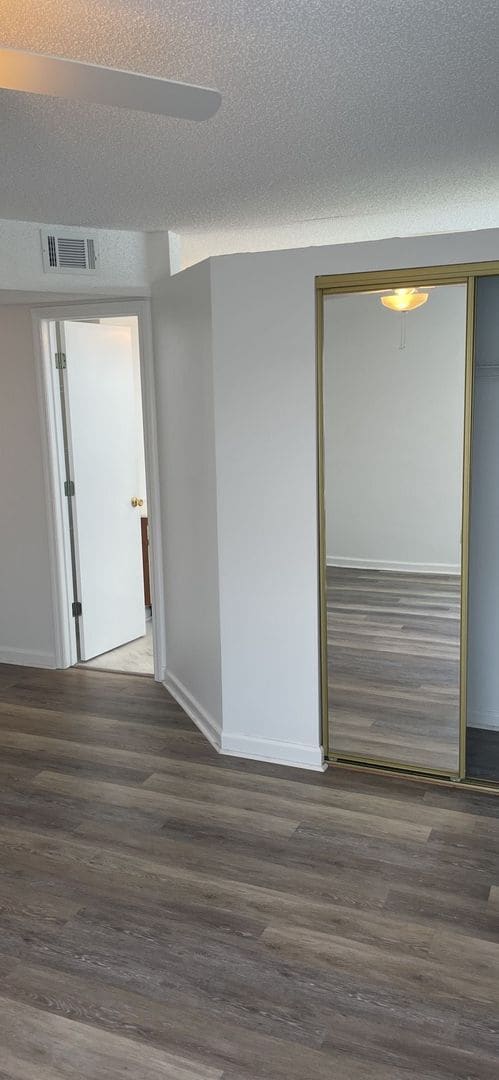 Building Photo - 1st Floor, 3 Bedroom, 2 Bath, Lakeside Con...
