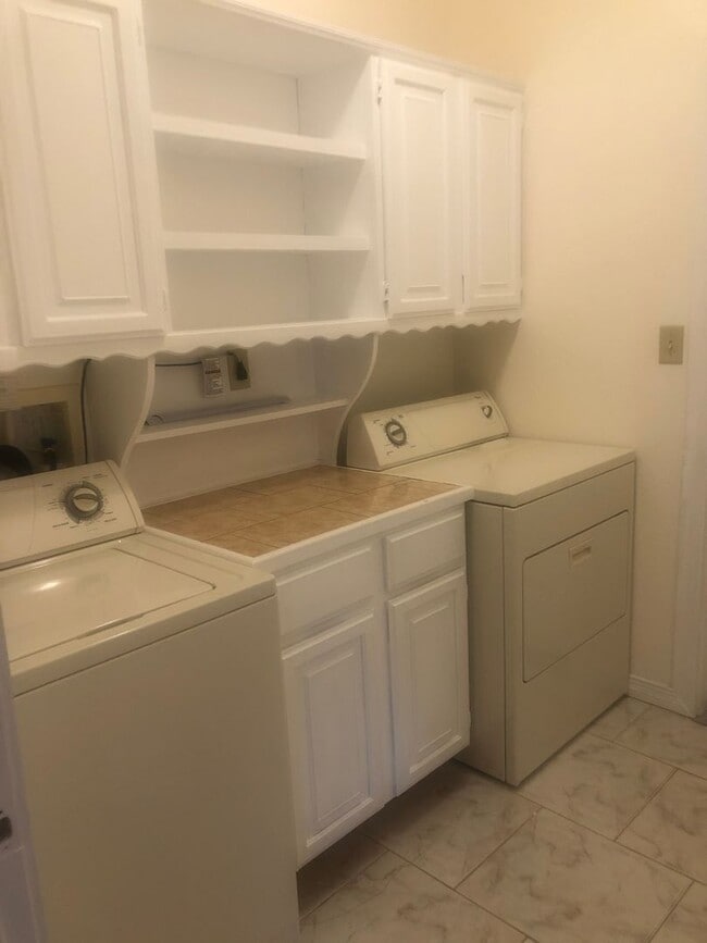 Building Photo - Beautiful 3 bedroom 3 bath home!