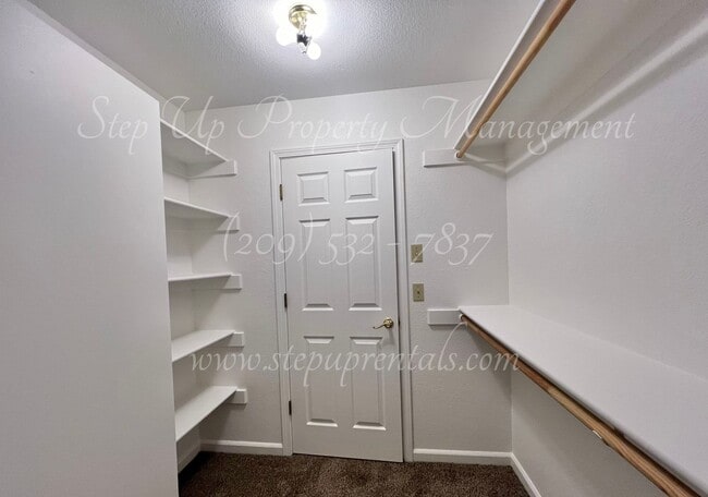 Building Photo - Cozy and Charming 3 Bedroom 2 Bathroom in ...