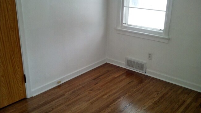 Building Photo - 3 Bedroom, 1 Bath Home with Hardwood Floors!