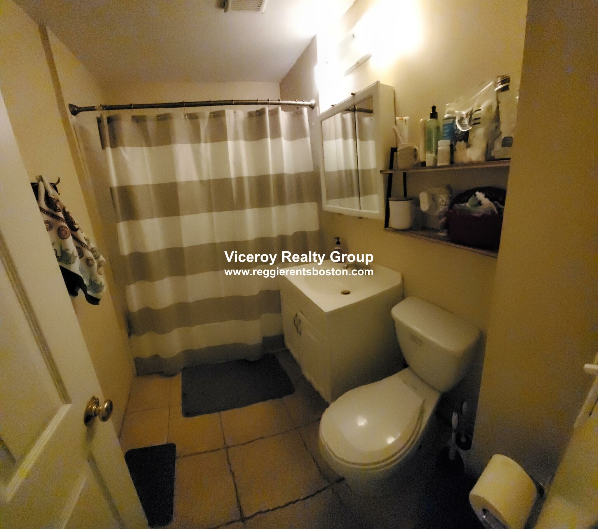 Building Photo - 861 E 1st St