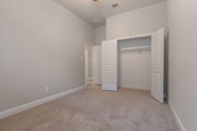 Building Photo - "Beautiful 3-Bed, 2-Bath Retreat in Northl...
