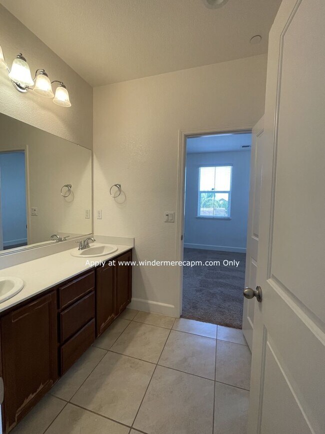 Building Photo - 4 BDRM 3 BA Bright Home with Open Kitchen ...