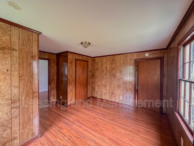 Building Photo - 211 W Poplar St