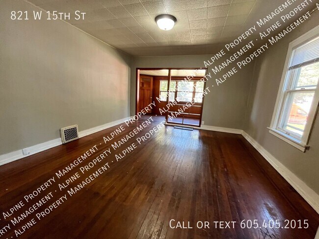 Building Photo - 821 W 15th St