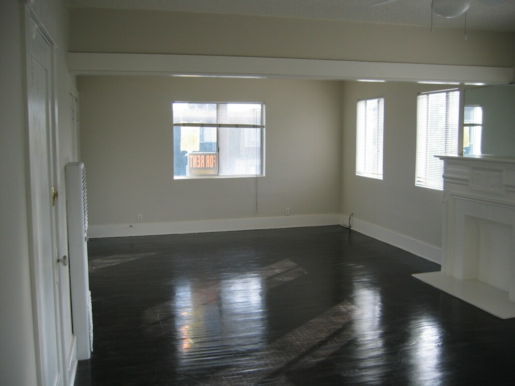 Building Photo - 1051 E 2nd St