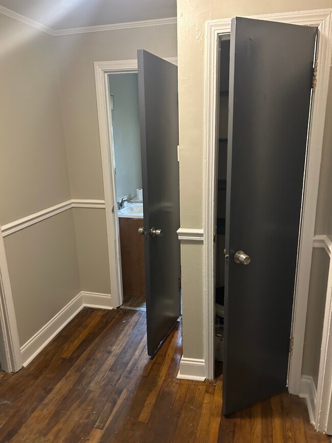 Building Photo - 1143SD