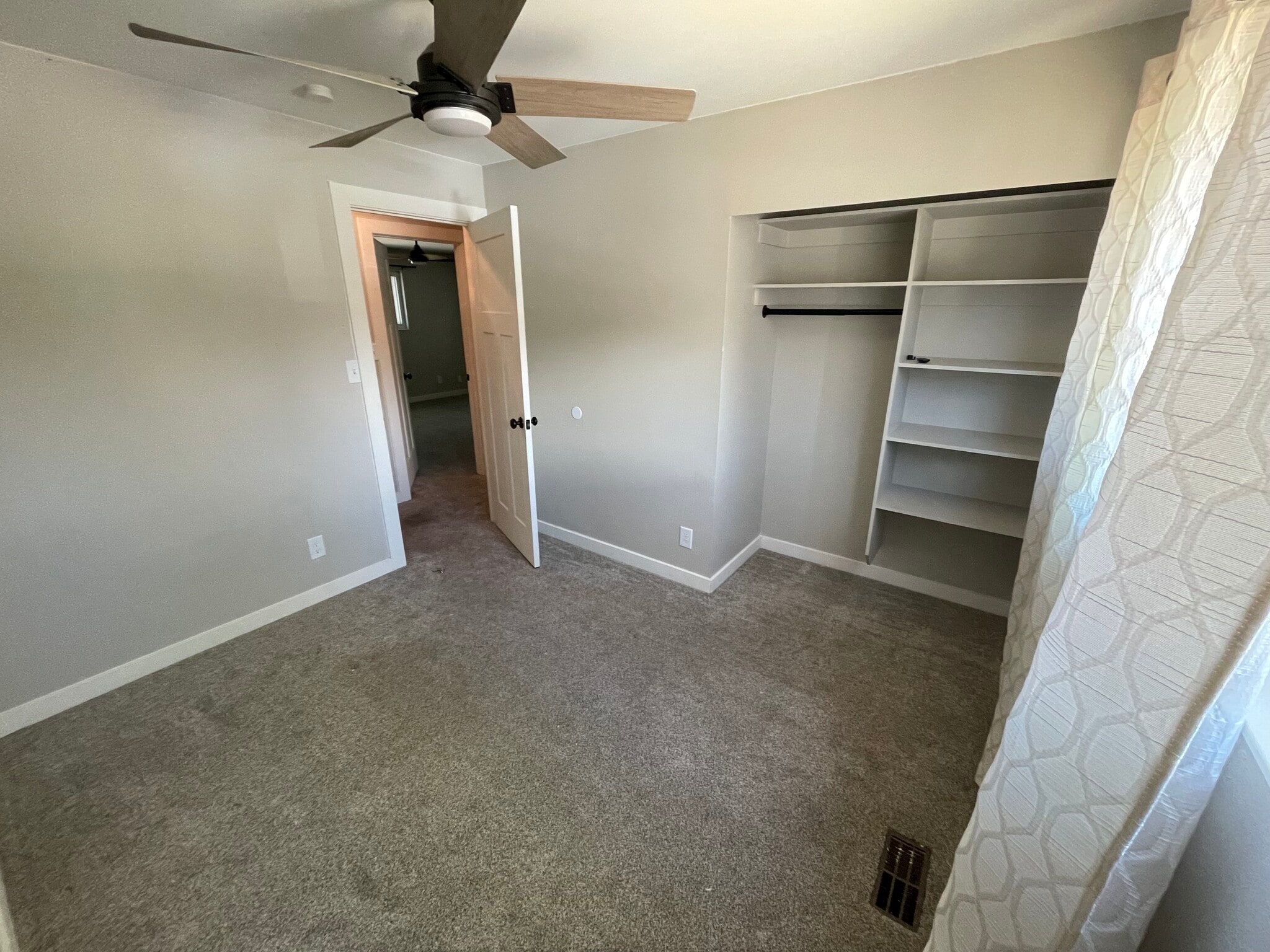 Building Photo - 640 S Sunset Dr